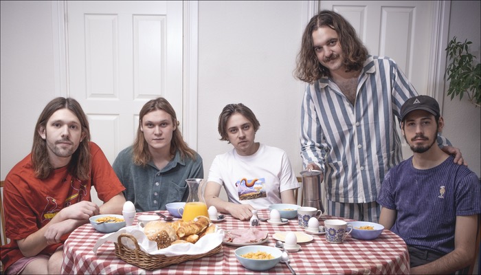 Two Year Vacation haben die EP Bedroom Rock veröffentlicht