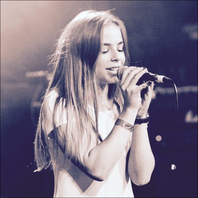 Julia Giampietro während eines Live-Konzerts