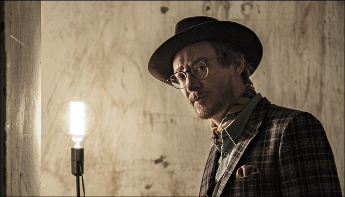 Adam Douglas veröffentlicht das Album Better Angels