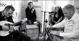 Tess Wiley und Stoppok sind zu Gast bei den Hamburger Küchensessions und singen gemeinsam mit Lars Plogschties und Tim Potzas