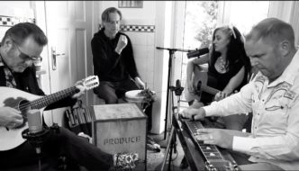 Tess Wiley und Stoppok sind zu Gast bei den Hamburger Küchensessions und singen gemeinsam mit Lars Plogschties und Tim Potzas