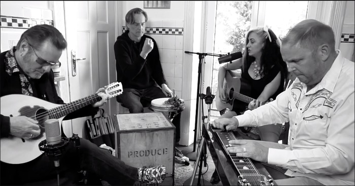Tess Wiley und Stoppok sind zu Gast bei den Hamburger Küchensessions und singen gemeinsam mit Lars Plogschties und Tim Potzas